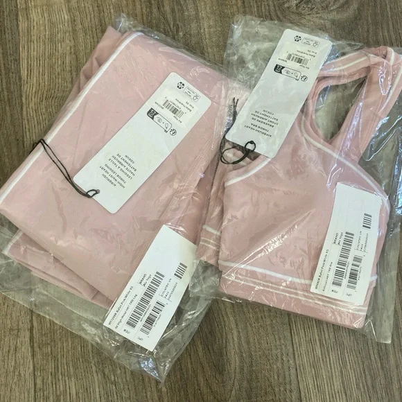 Alo Airbrush Heart Throb Ballet Pink Bra Leggings Set in XS - Picture 2 of 2